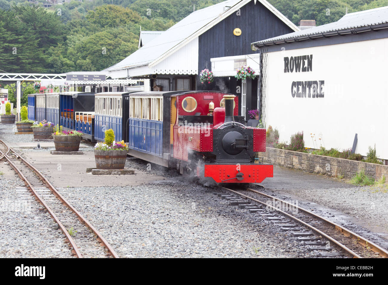 Un rosso locomotiva a vapore sul Fairbourne Ferrovie a Vapore Foto Stock