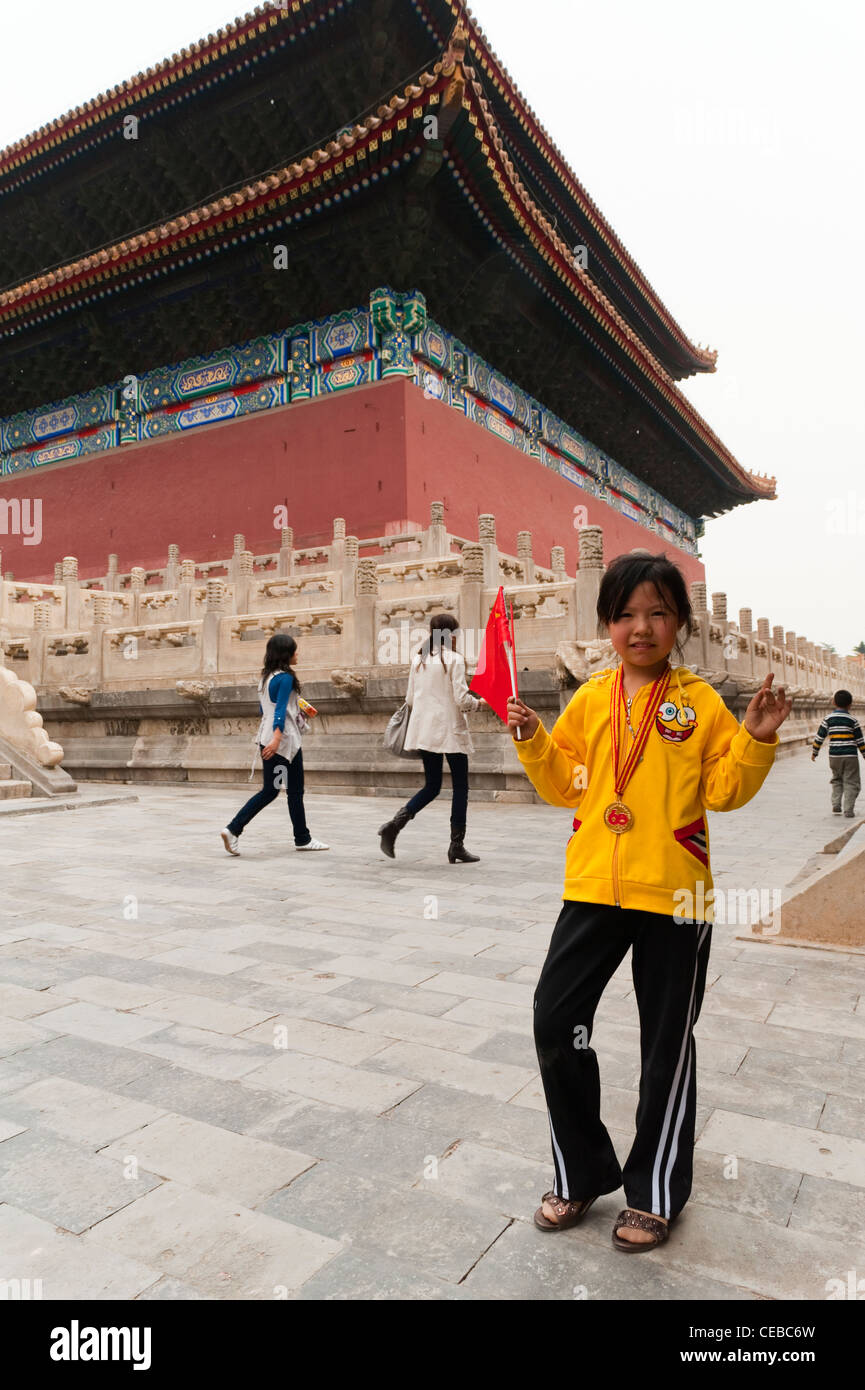 Kid agitando una bandiera cinese di fronte alla sala per il culto degli antenati, la Città Proibita di Pechino, Cina, Asia. Foto Stock