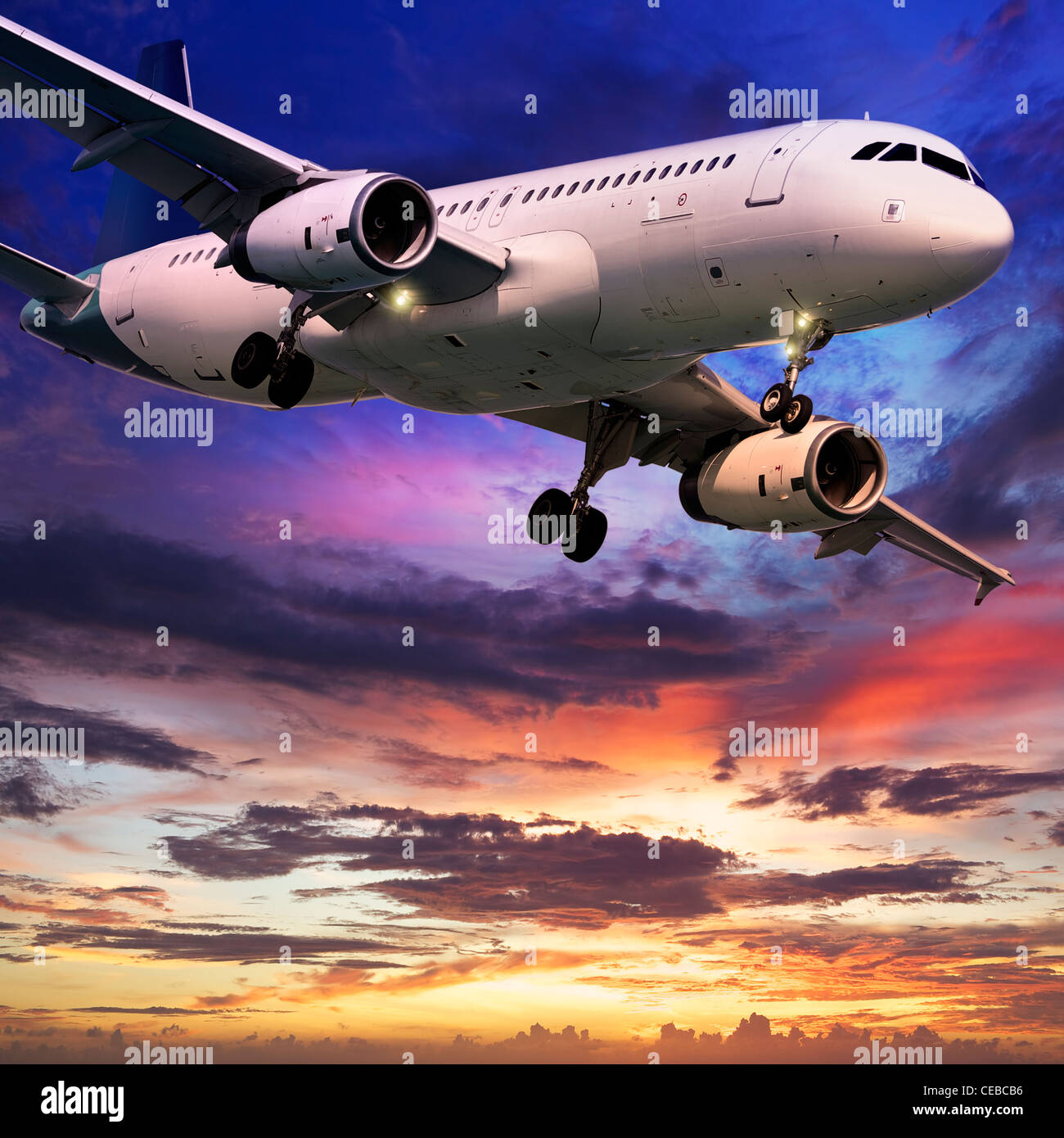 Gli aeromobili jet è la manovra in un cielo al tramonto. Composizione quadrata. Foto Stock