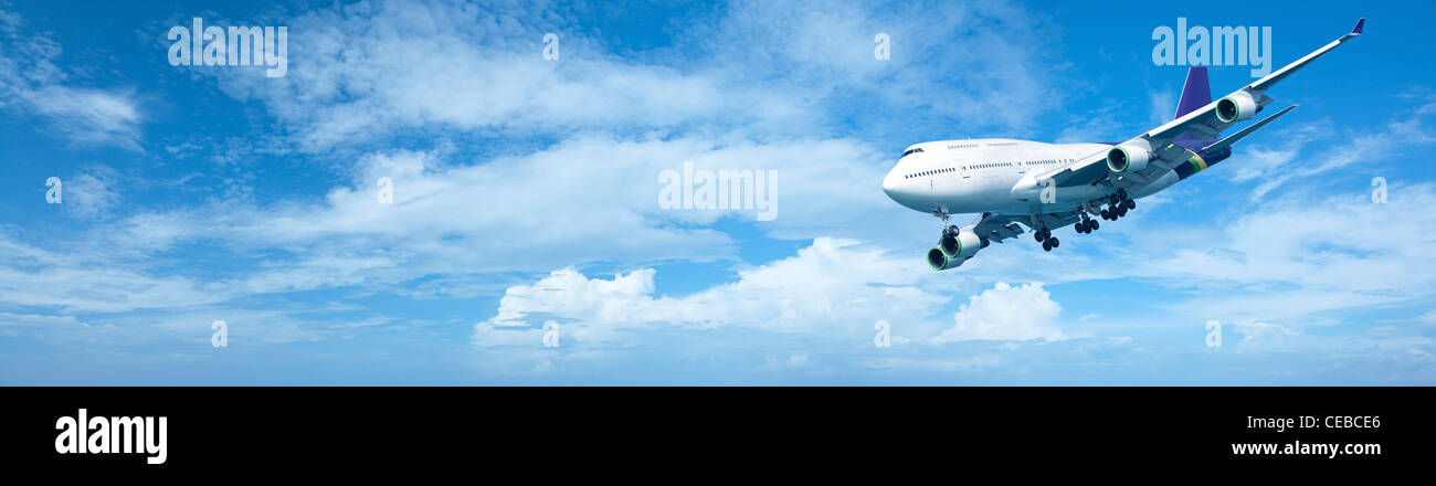 Composizione panoramica di un aereo jet in un cielo nuvoloso in alta risoluzione Foto Stock