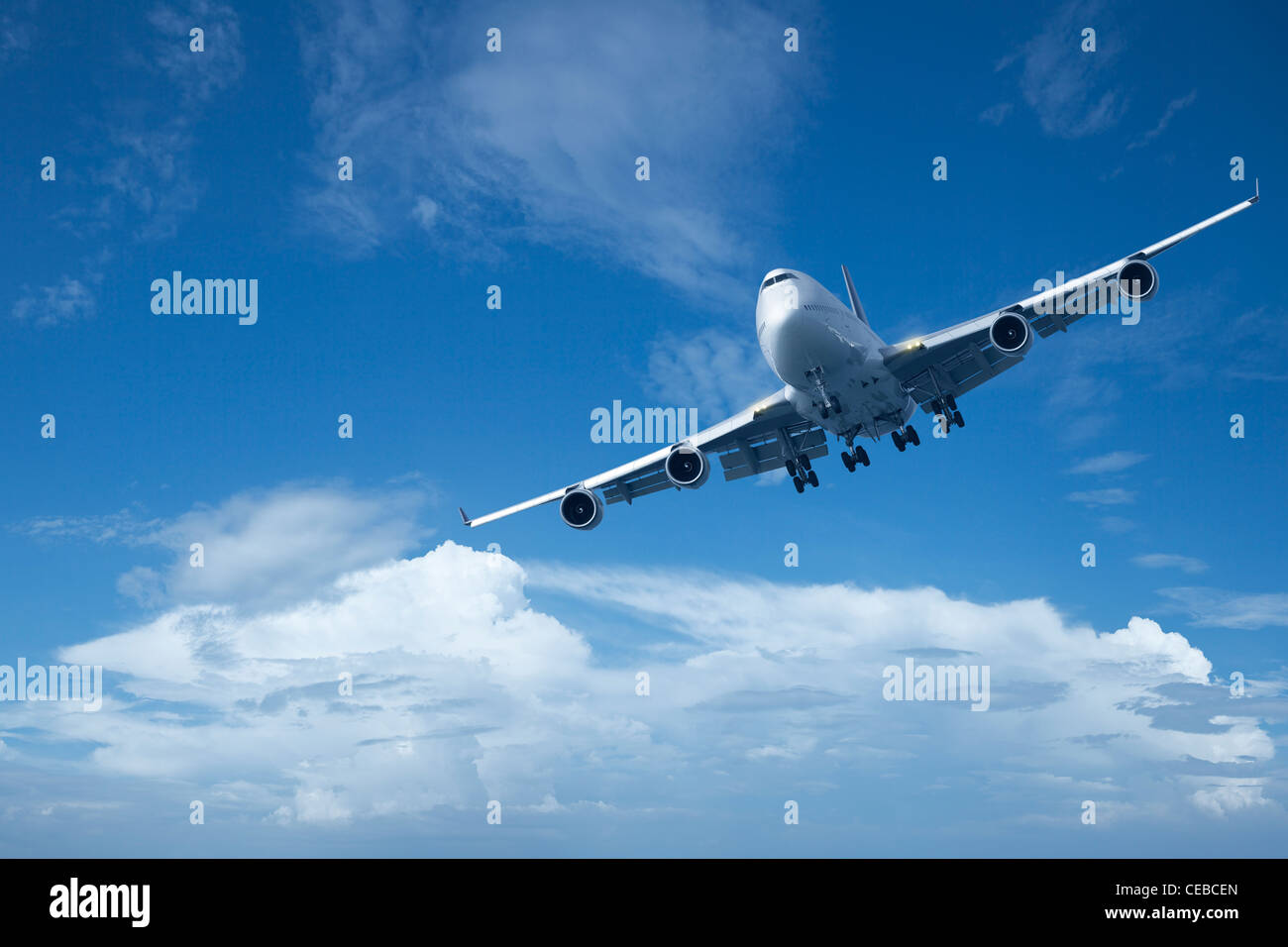 Jet è la manovra in un colore blu cielo nuvoloso. Alta risoluzione, nessuna interpolazione utilizzato. Foto Stock