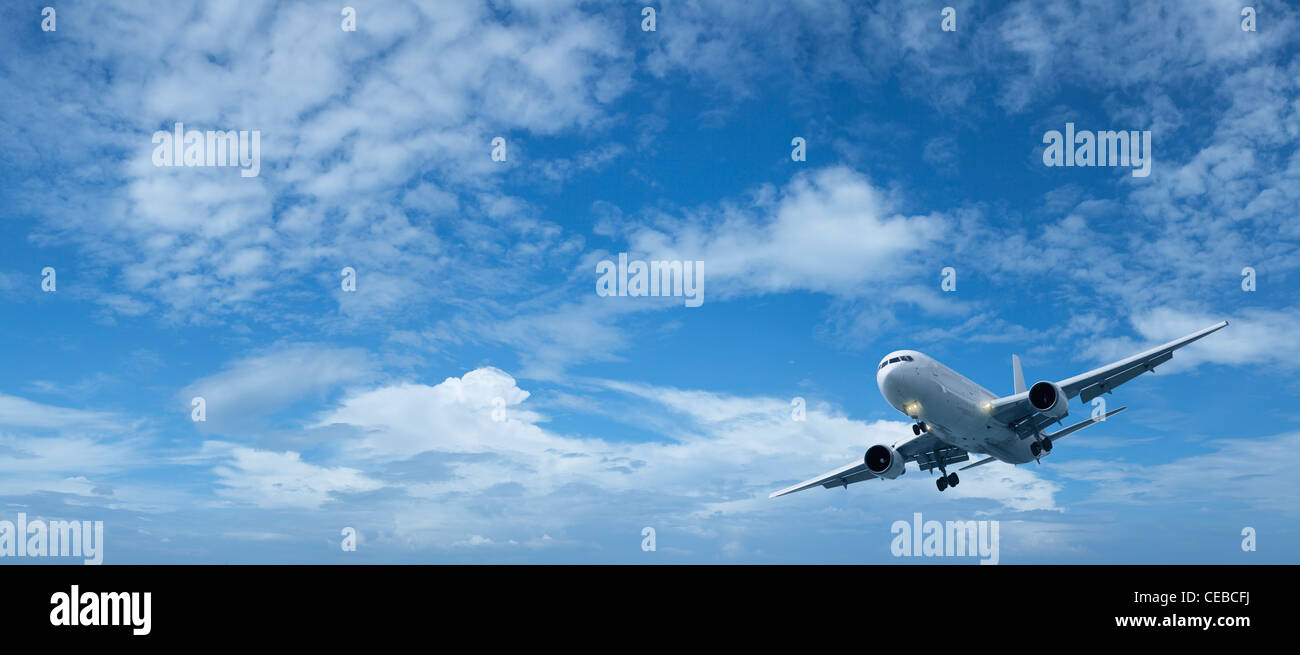 Gli aeromobili jet è la manovra in un colore blu cielo nuvoloso. Alta risoluzione, nessuna interpolazione utilizzato. Foto Stock