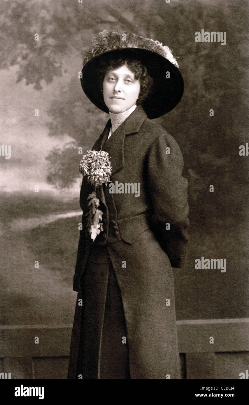 Vintage foto di donna con cappello di fantasia e rivestimento di lana,  circa 1910 Foto stock - Alamy