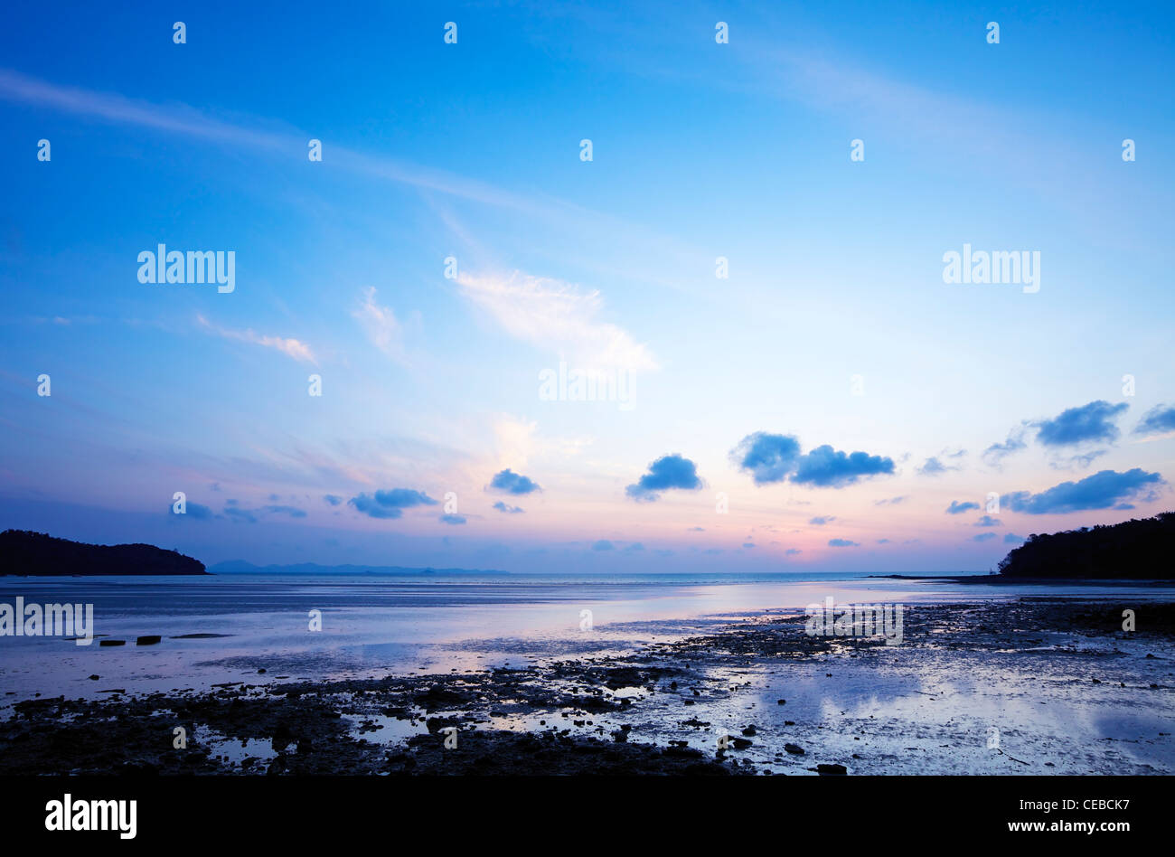Tramonto sulla spiaggia con la bassa marea, Thailandia. Una lunga esposizione shot. Foto Stock