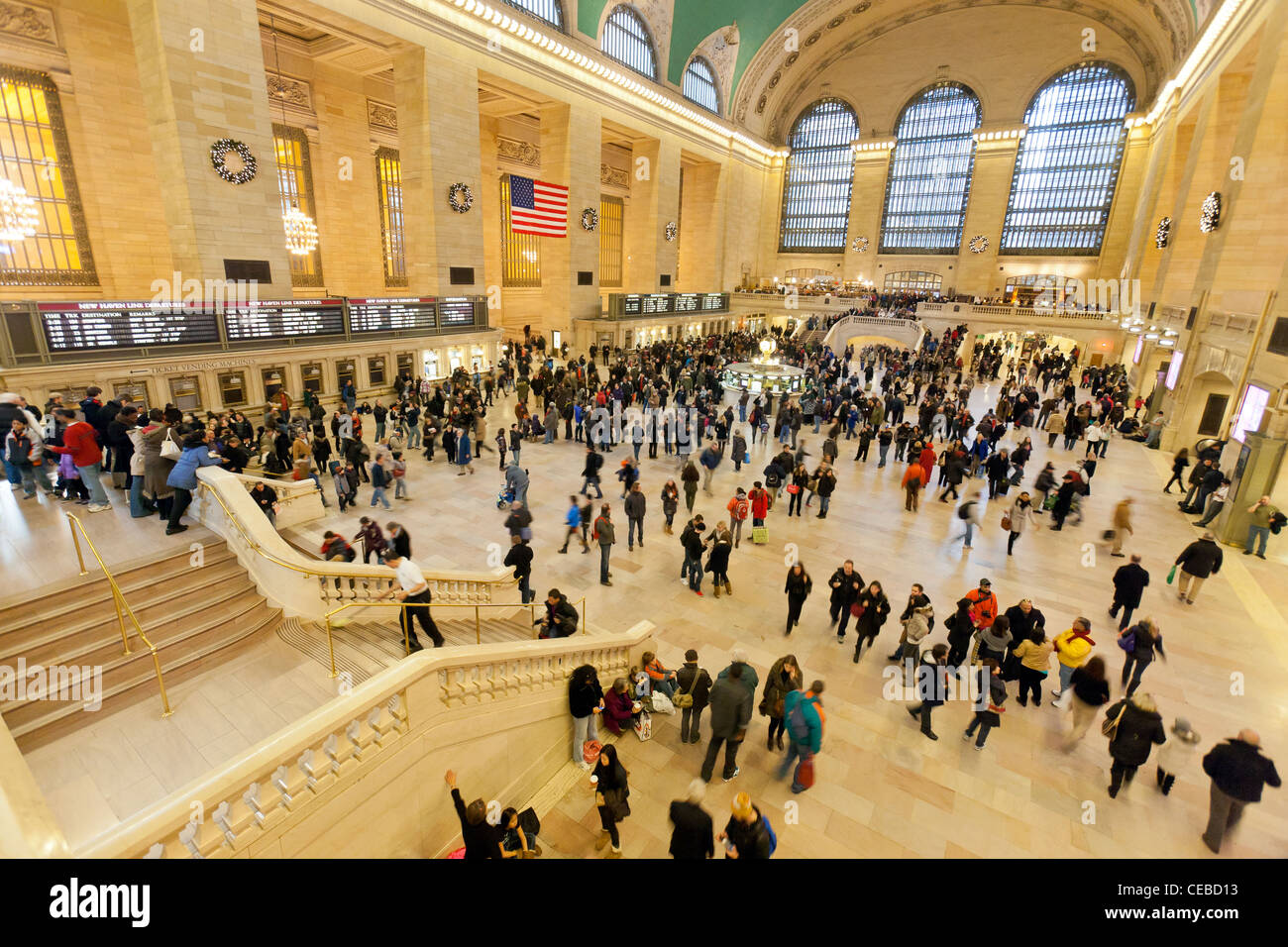 Una vista interna della Grand Central Station di New York City con tutti i viaggiatori. Foto Stock