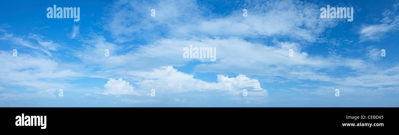 Incredibile blu cielo nuvoloso sfondo. Composizione panoramica in alta risoluzione. Foto Stock