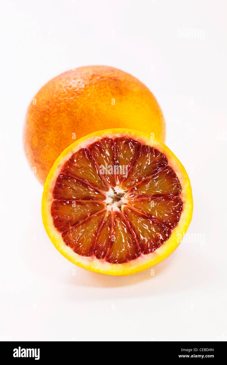 Citrus sinenesis x. Arance sanguigne su uno sfondo bianco. Foto Stock