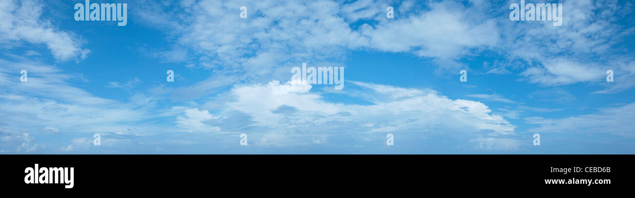Blu cielo nuvoloso. Composizione panoramica in alta risoluzione. Foto Stock