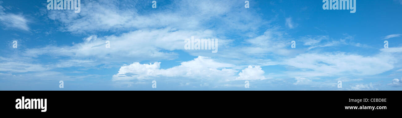 Panoramica di un bel cielo nuvoloso Foto Stock