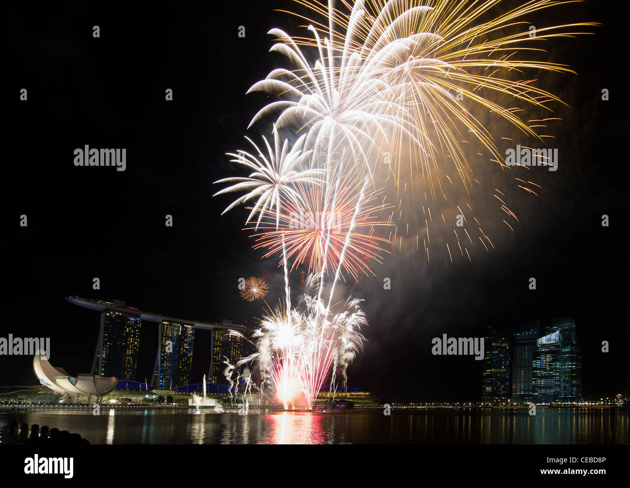 Fuochi d'artificio lungo il Fiume Singapore Esplanade con lo skyline della città Foto Stock