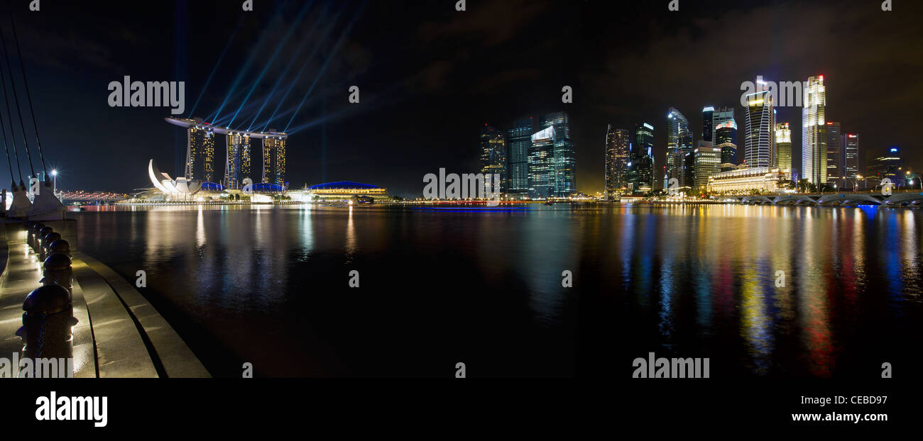 Singapore skyline della città dalla spianata al panorama notturno Foto Stock