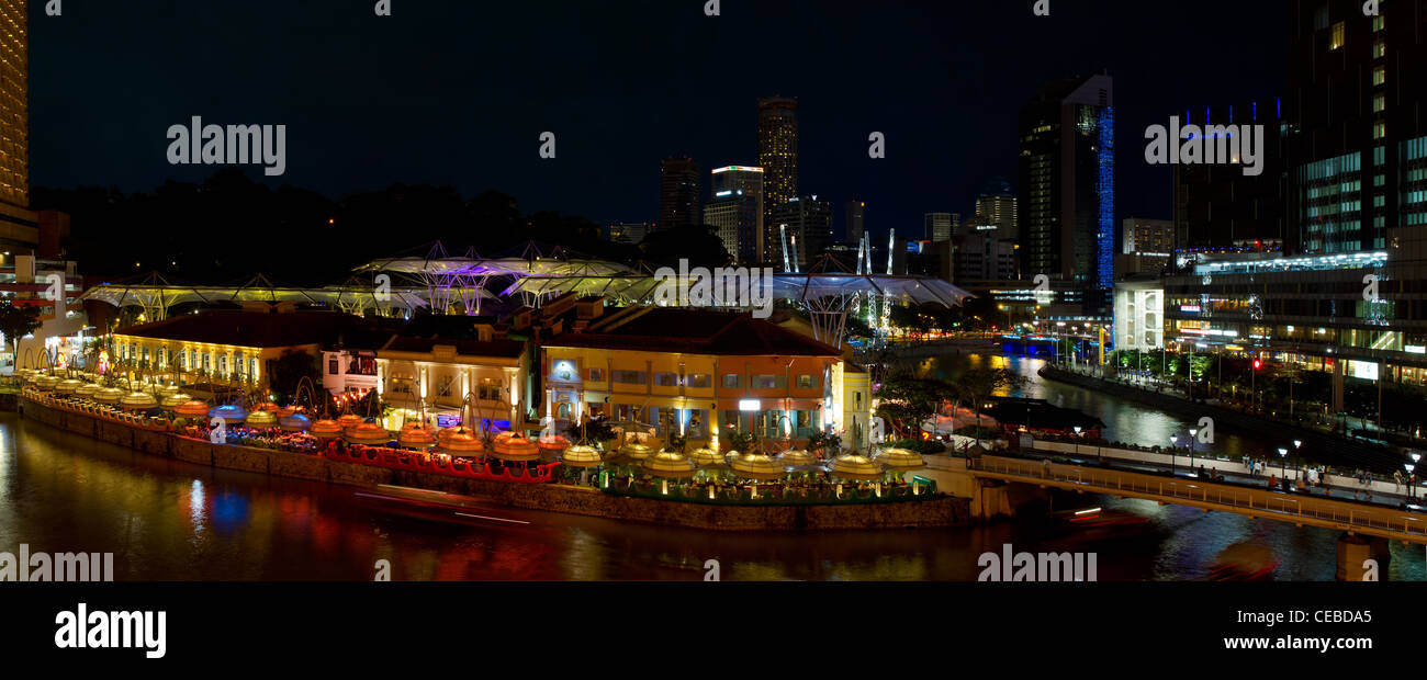 Il Clarke Quay lungo il Fiume Singapore nel quartiere centrale degli affari di notte Panorama di scena Foto Stock