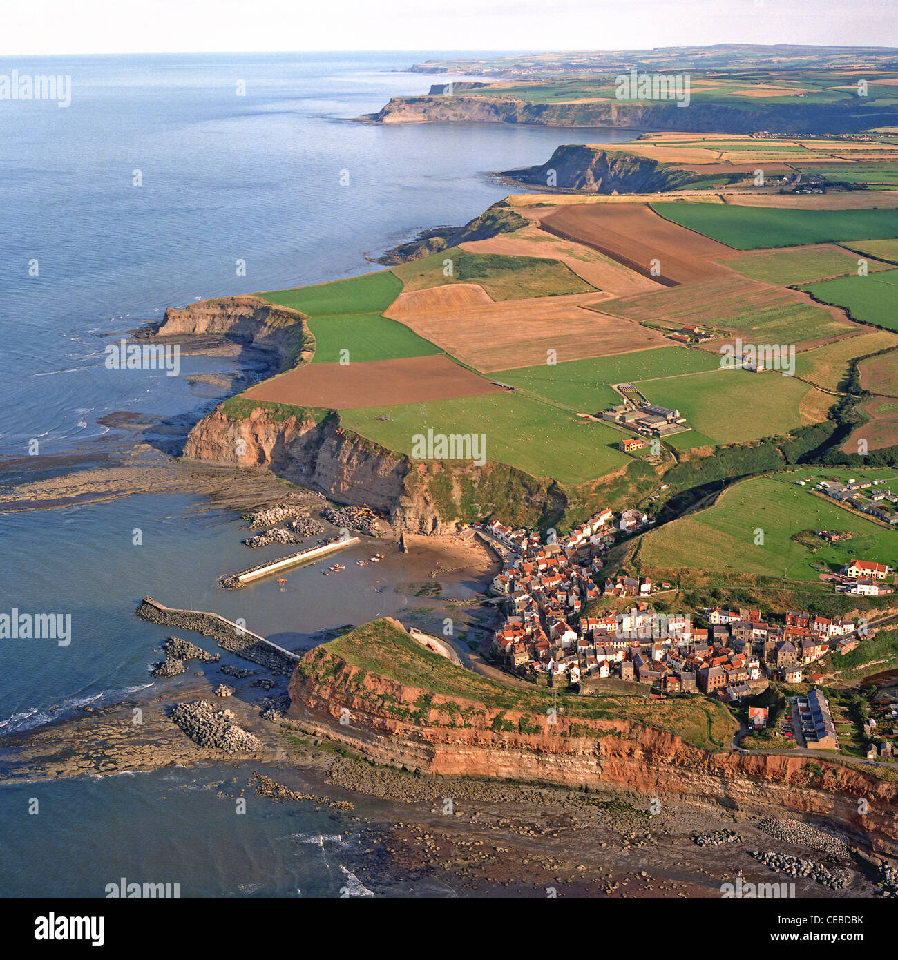 Vista aerea della costa dello Yorkshire con Staithes in primo piano, North Yorkshire Foto Stock