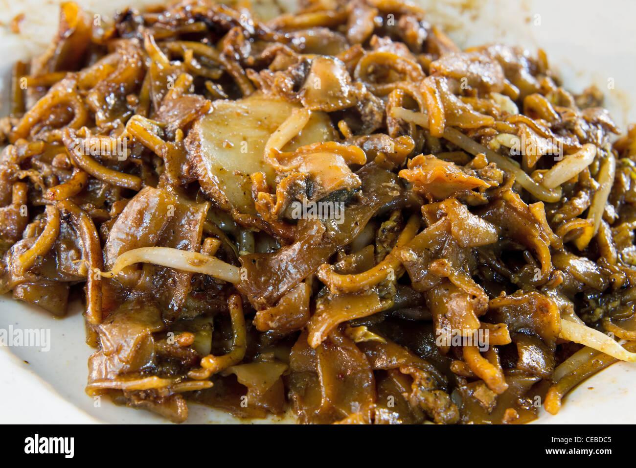 Singapore Stir Fry Char Kway Teow Tagliatelle con cardidi e torta di pesce Foto Stock