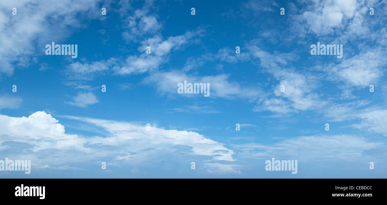 Bellissimo sfondo con cielo nuvoloso. Composizione panoramica in alta risoluzione. Foto Stock