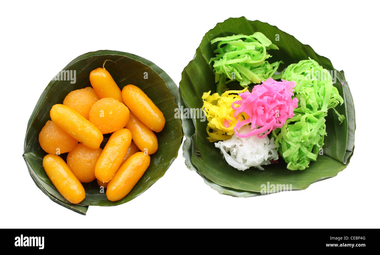 Fagiolo-incolla e noce di cocco sobbollire con zucchero in foglie di banano isolati su sfondo bianco Foto Stock