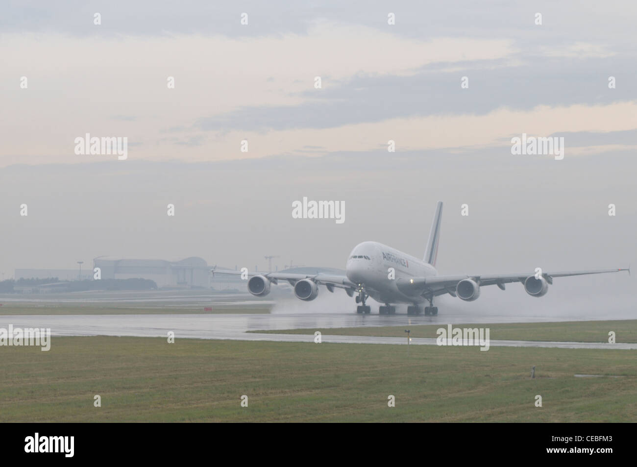 L'Airbus A380 tenendo fuori sotto la pioggia all'Aeroporto Orly di Parigi Foto Stock