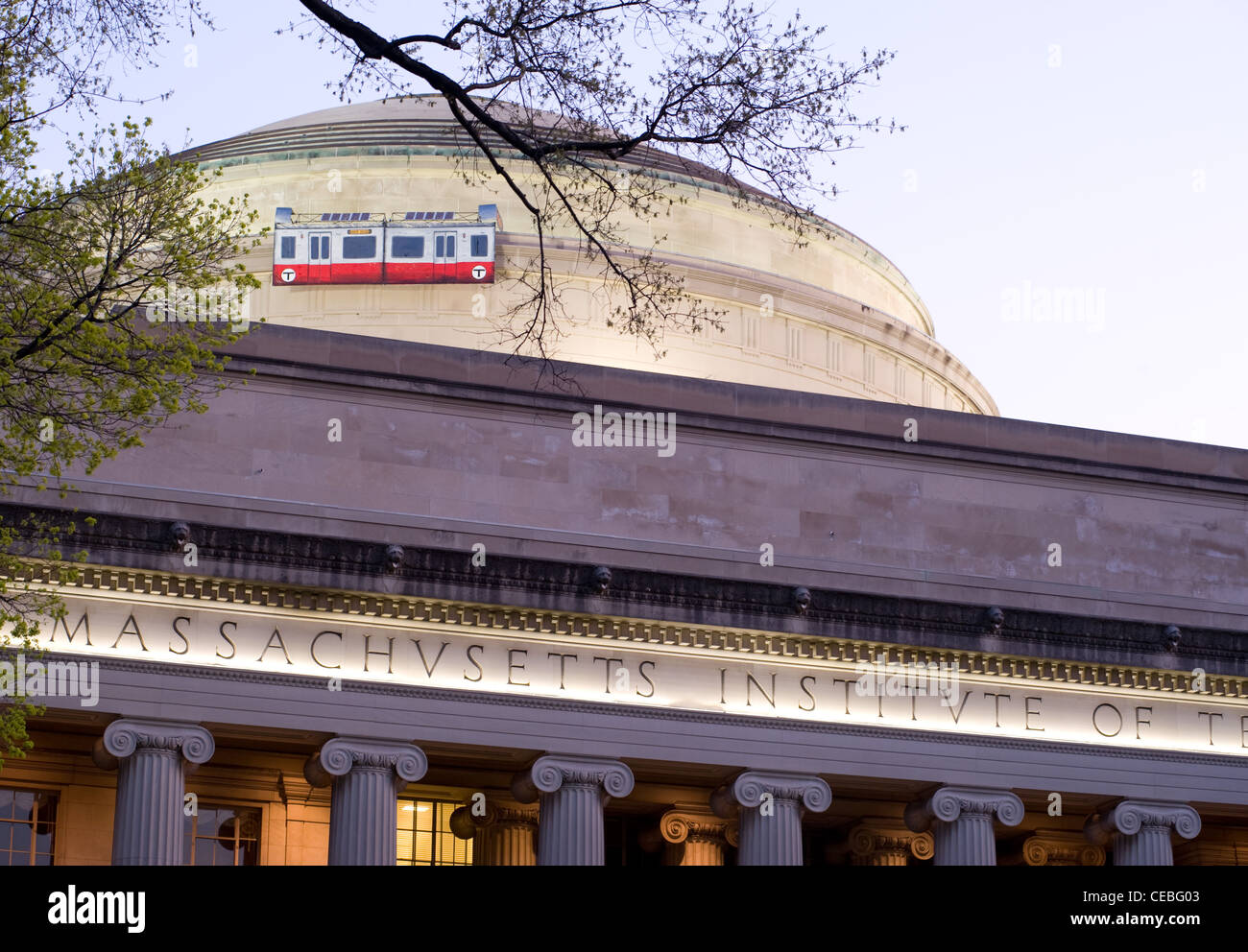 Gli hacker installato a energia solare di Boston MBTA-style Metro di equitazione auto sulla parete intorno al MIT la grande cupola su 4/27/09 Foto Stock