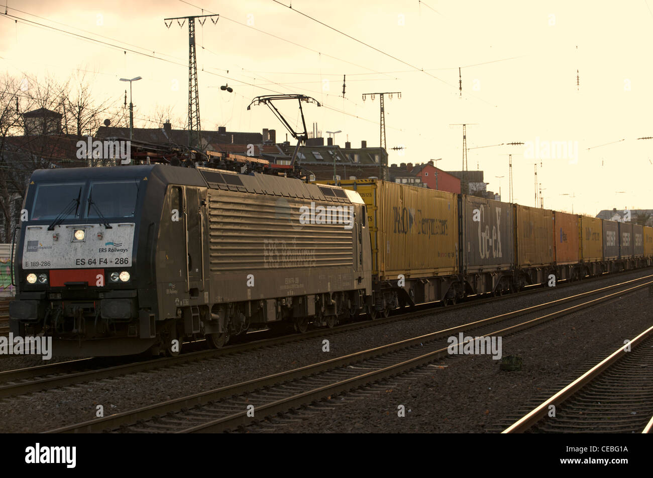 ERS treno merci in esecuzione attraverso la Colonia Germania Foto Stock