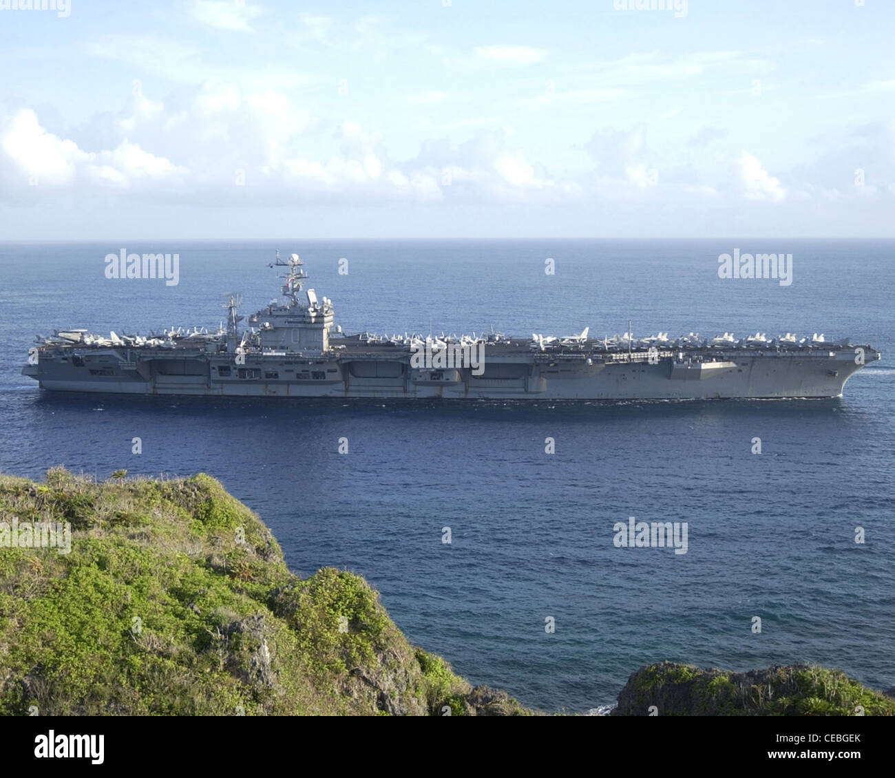 La portaerei USS Carl Vinson (CVN-70) si avvicina ad Apra Harbour per la scalata portuale a Guam. Carl Vinson e la sua aereo imbarcata Ala nove (CVW-9) sono in fase di implementazione nell'Oceano Pacifico occidentale, conducendo missioni a sostegno dell'operazione Enduring Freedom. Foto Stock