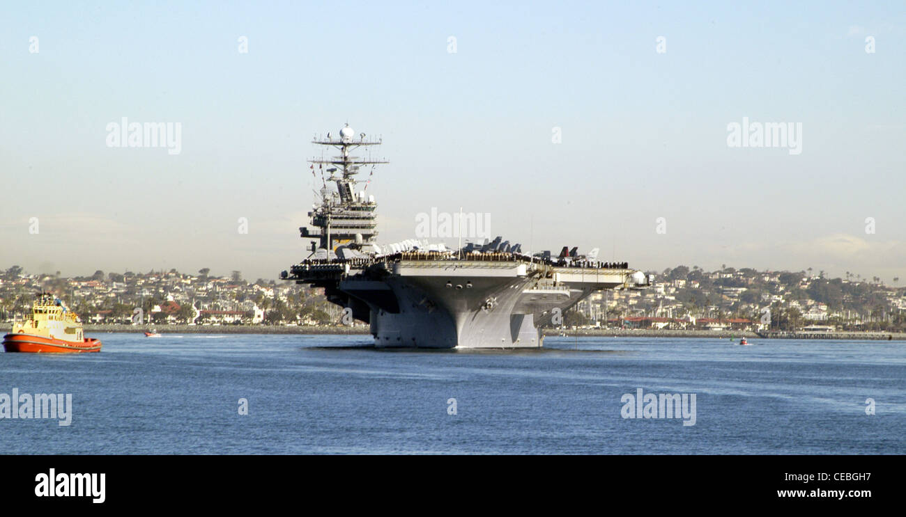 La compagnia aerea di classe Nimitz USS Carl Vinson (CVN 70) e la Carrier Air Wing Nine (CVW-9) partono dalla base aerea navale North Island, San Diego, California, per iniziare un dispiegamento regolarmente programmato. Carl Vinson è previsto per arrivare a Norfolk, Va., al termine del suo spiegamento in preparazione per il suo rifornimento e la revisione complessa. Foto Stock