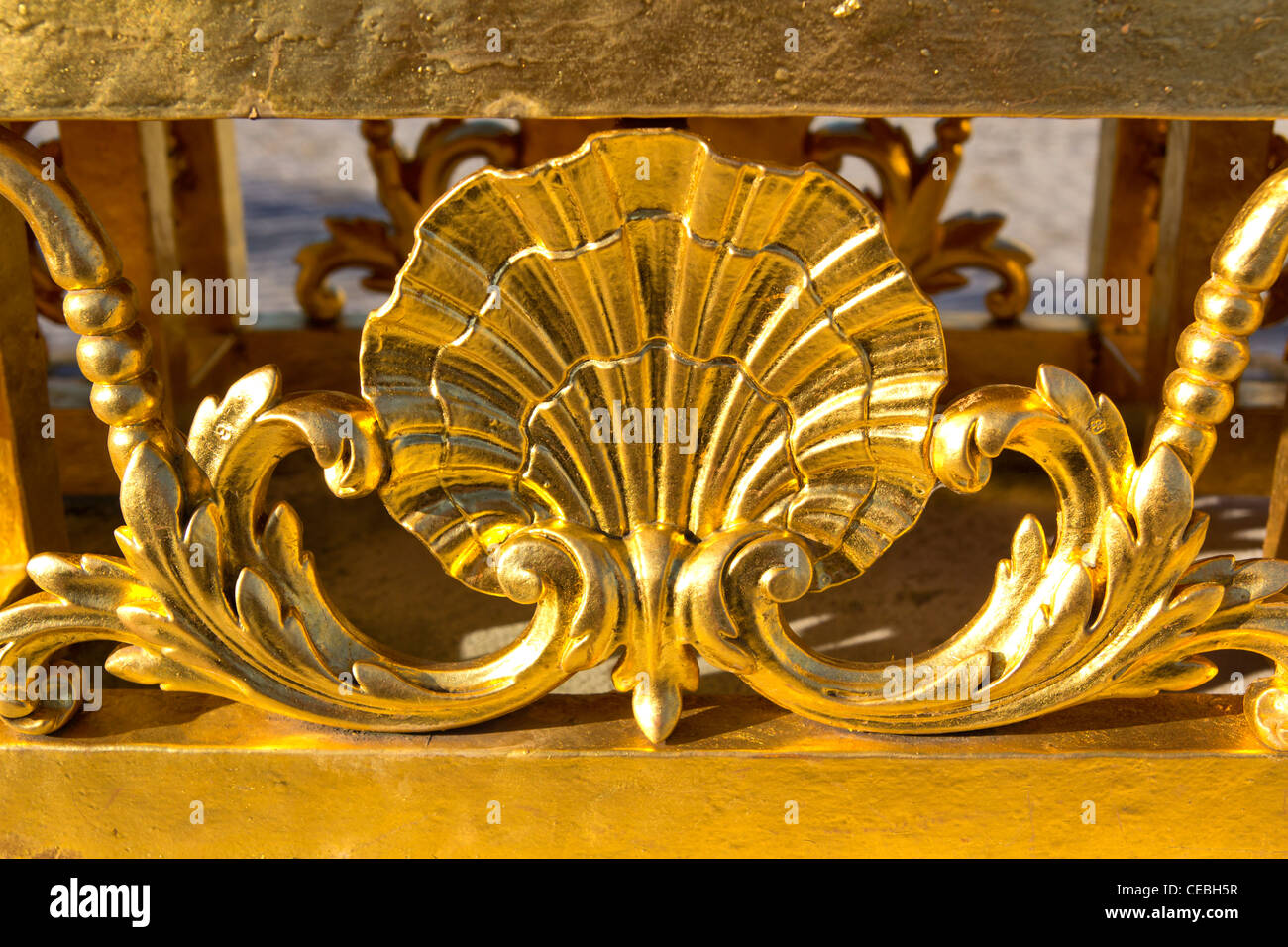 Ornati di scherma dorato nella parte anteriore del Palazzo di Versailles, Yvelines, Francia Foto Stock