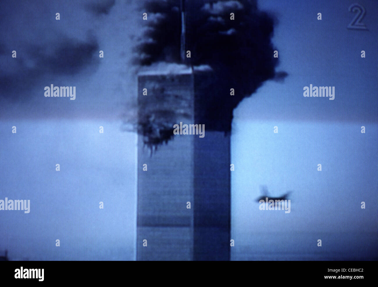 Uno screenshot della copertura in diretta della televisione degli eventi che si dispiegarono a New York nel corso del 9/11, in cui due aerei dirottati si schiantarono nelle torri gemelle il 11 settembre 2001. Foto Stock