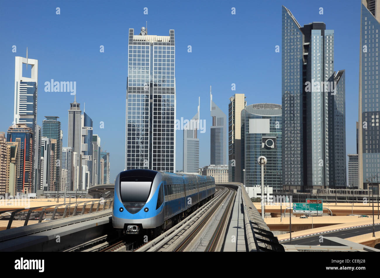 Treno della metropolitana nel centro cittadino di Dubai, Emirati Arabi Uniti Foto Stock