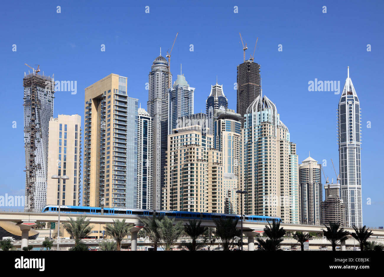 Treno della metropolitana nel centro cittadino di Dubai, Emirati Arabi Uniti Foto Stock