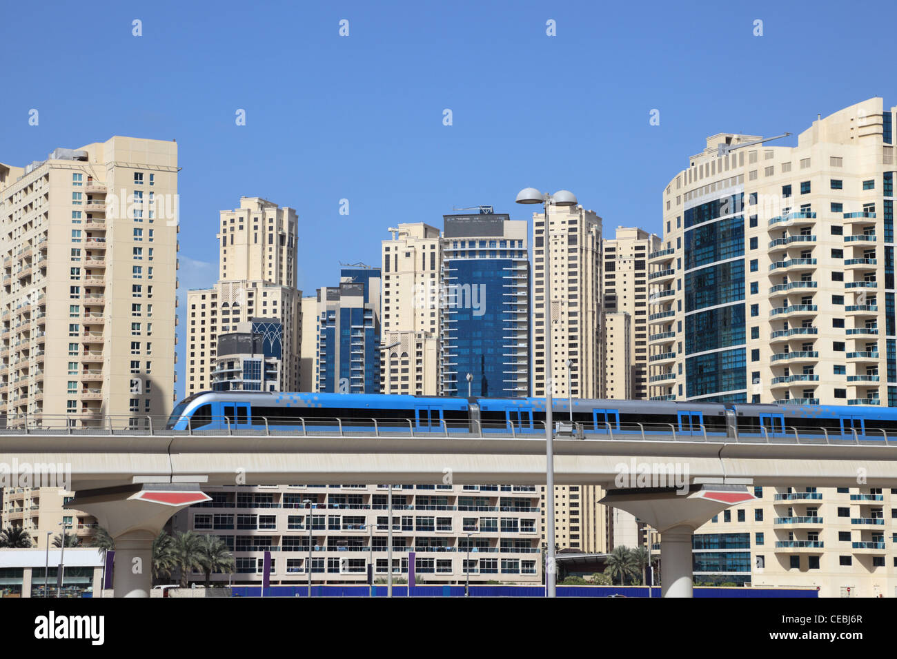 Treno della metropolitana nel centro cittadino di Dubai, Emirati Arabi Uniti Foto Stock