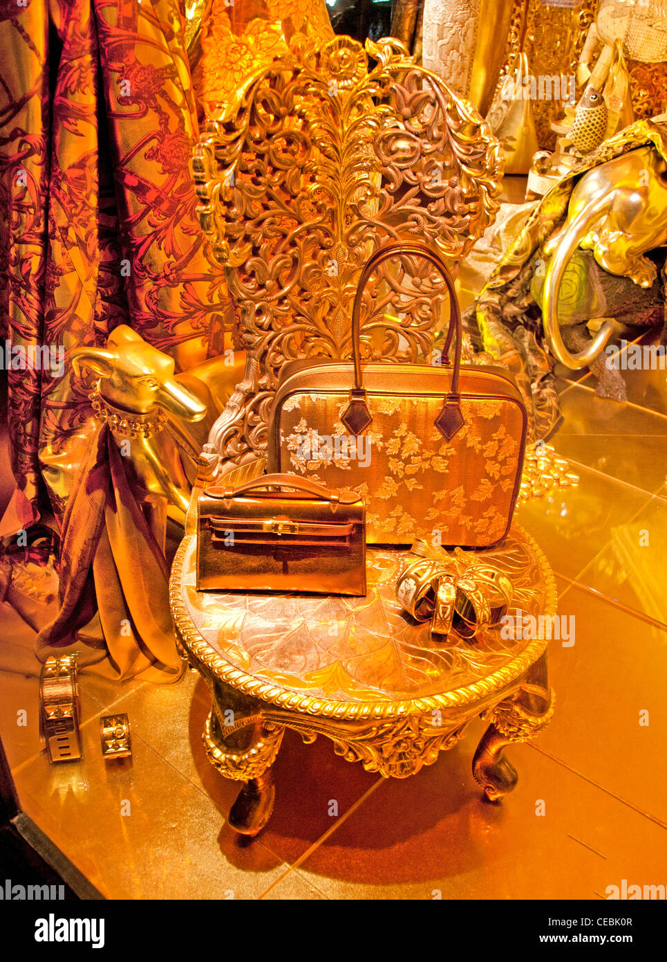 Hermés Parigi Francia di esposizione in vetrina di moda di lusso Couture Shop Accessori Rue Faubourg Saint Honoré Foto Stock