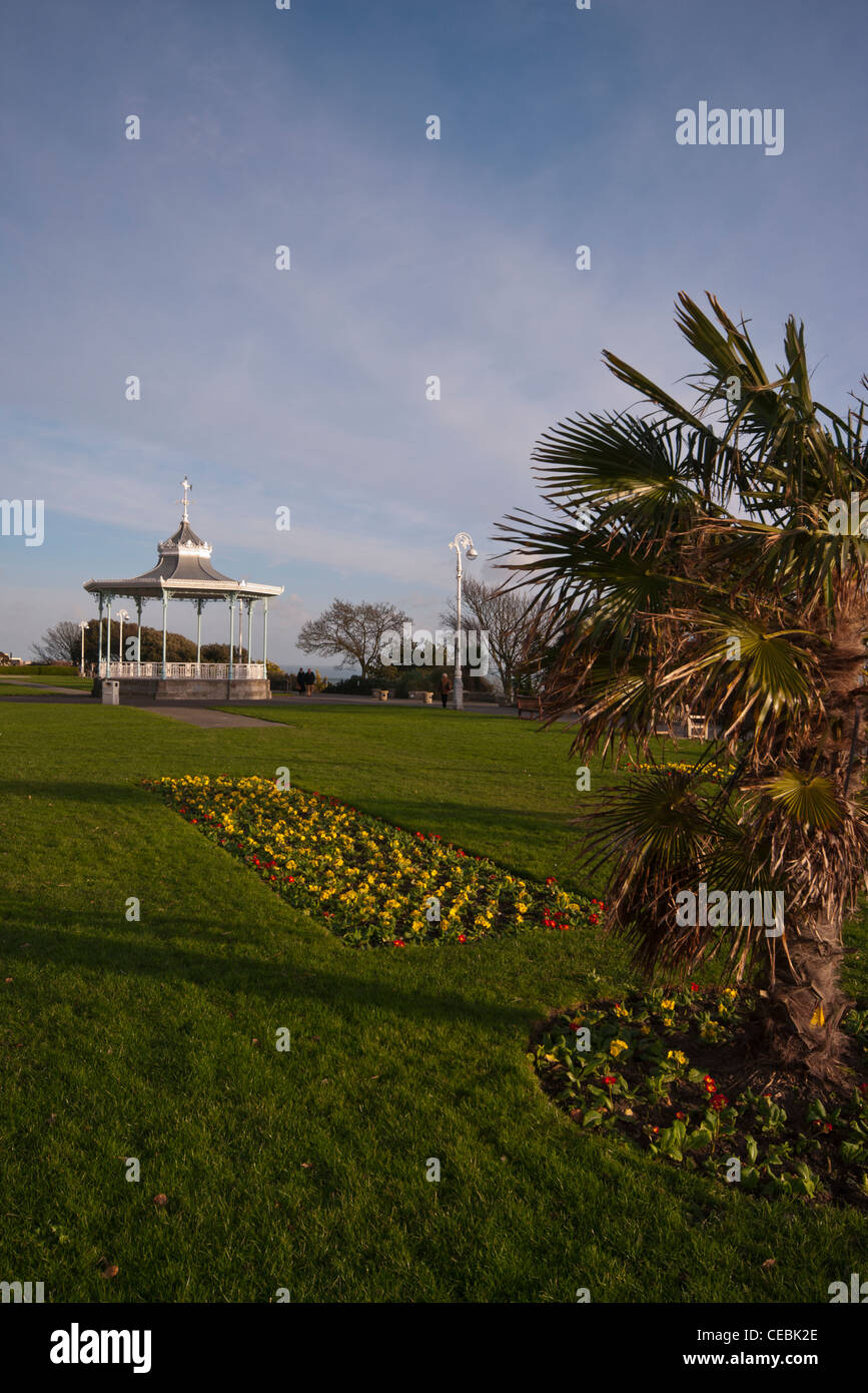 Il Bandstand sul lungomare di leas Folkestone nel Kent REGNO UNITO con un fiore di primavera letti letto Foto Stock