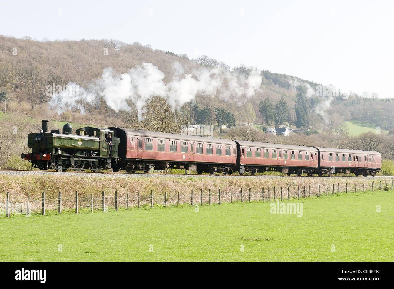 Una locomotiva a vapore con un treno passeggeri in Llangollen Railway Foto Stock