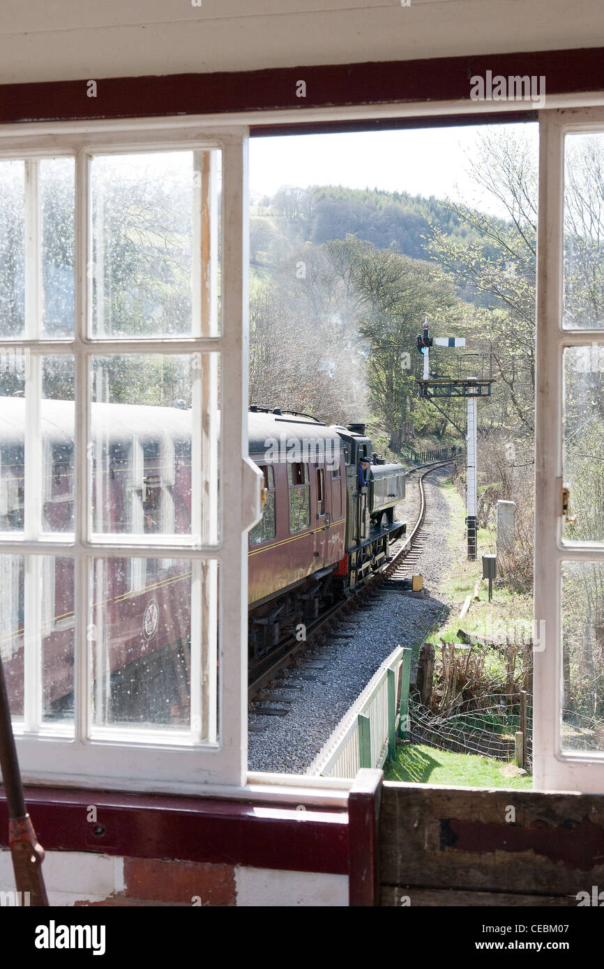 Una locomotiva a vapore in Llangollen Railway passando la casella segnale Foto Stock