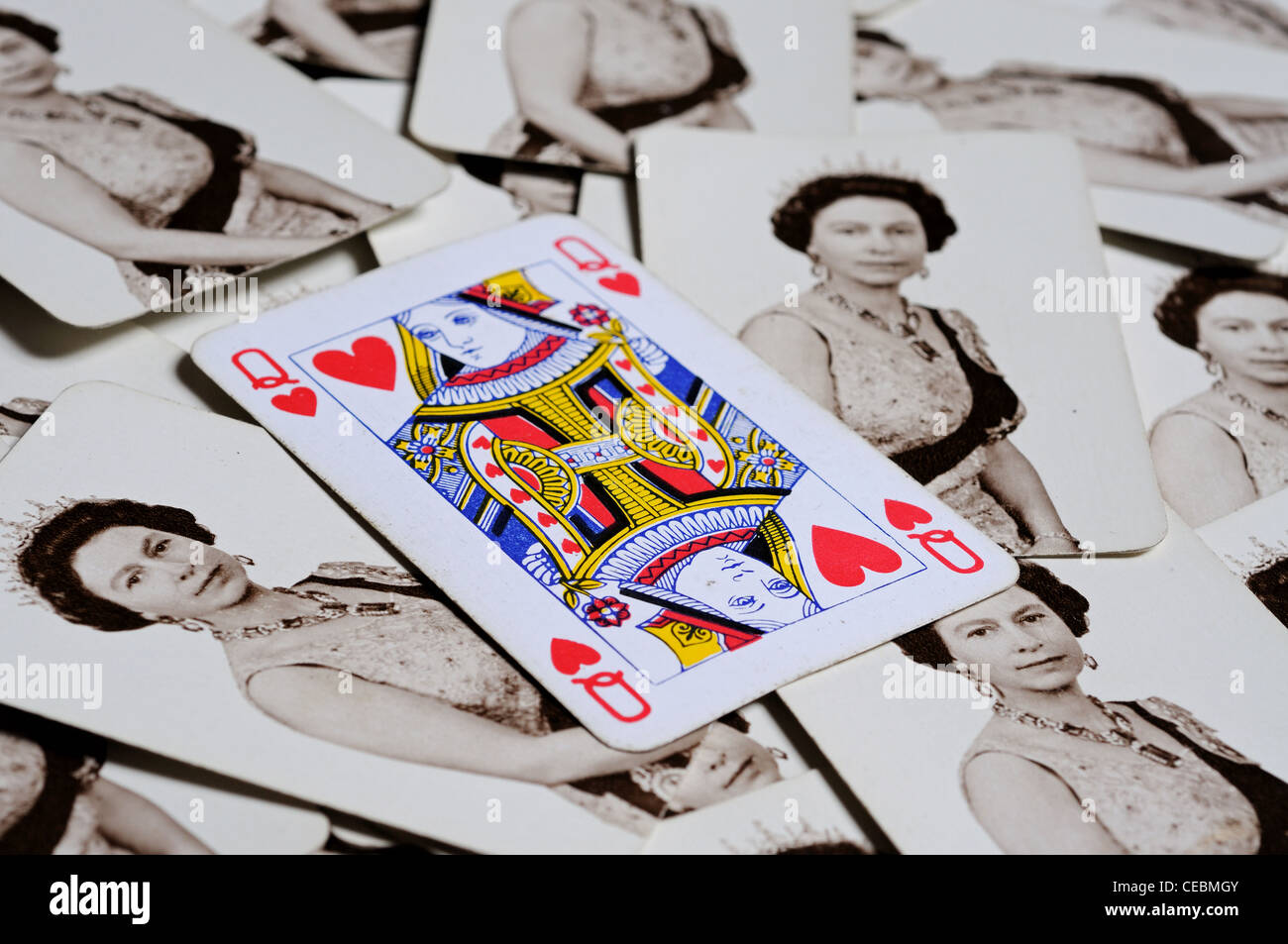 Queen Elizabeth II silver jubilee giocando a carte, Inghilterra, Regno Unito, Europa occidentale. Foto Stock
