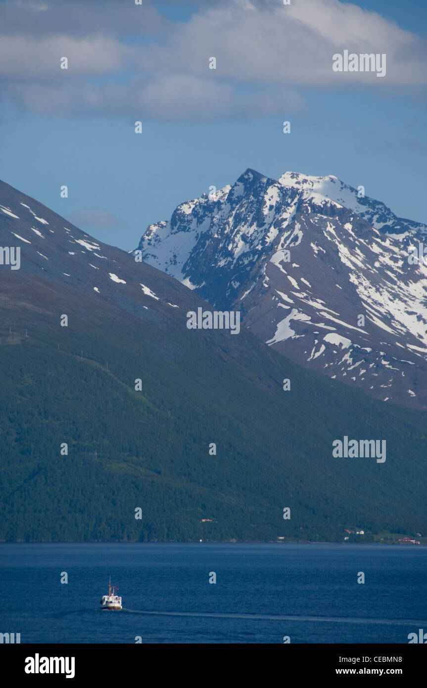 Norvegia tromso. 'Gateway per l'artico'. vela in Tromso attraverso il fiordo haja (aka hajafjorden). Foto Stock