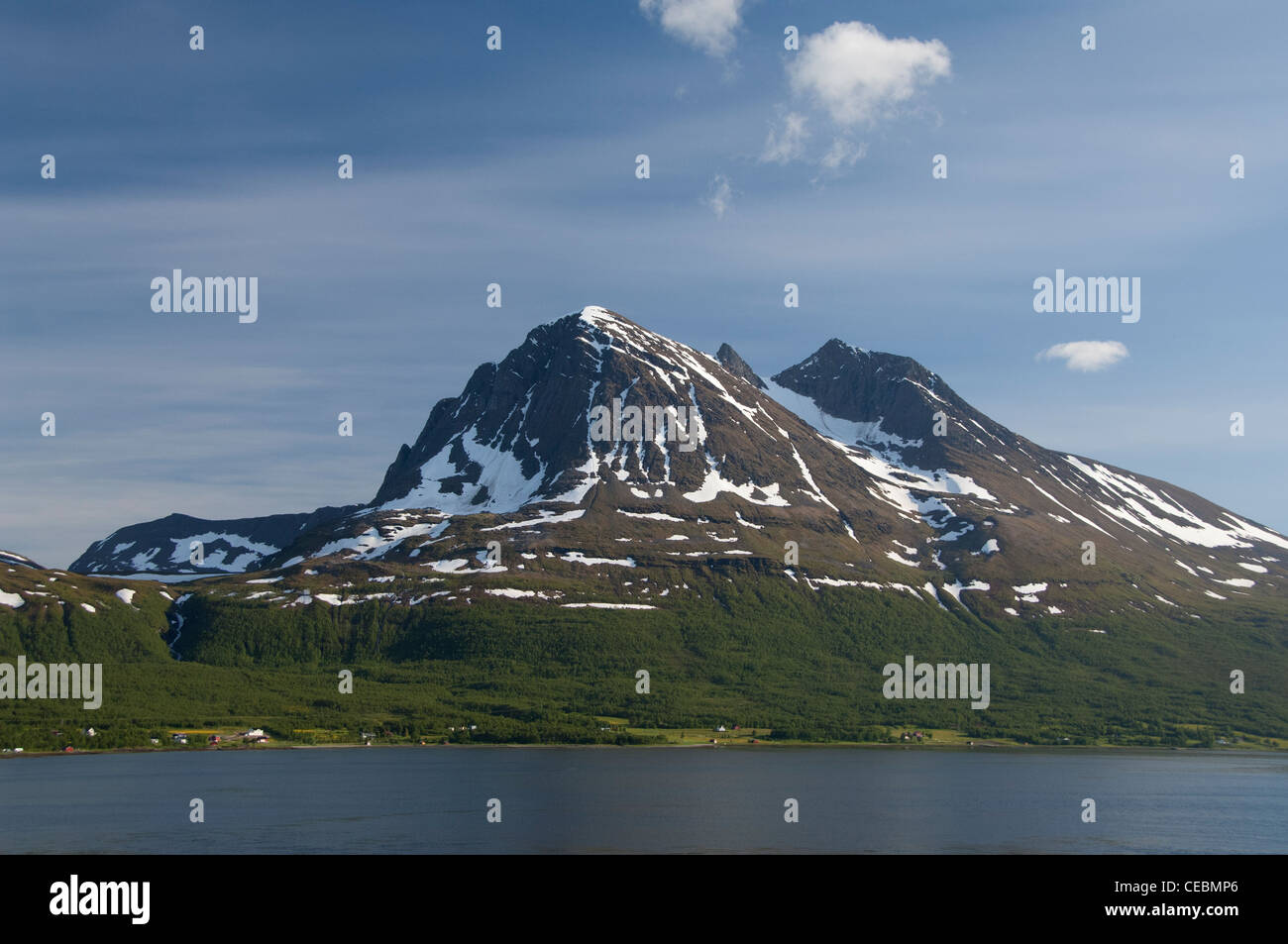 Norvegia tromso. 'Gateway per l'artico'. vela in Tromso attraverso il fiordo haja (aka hajafjorden). Foto Stock