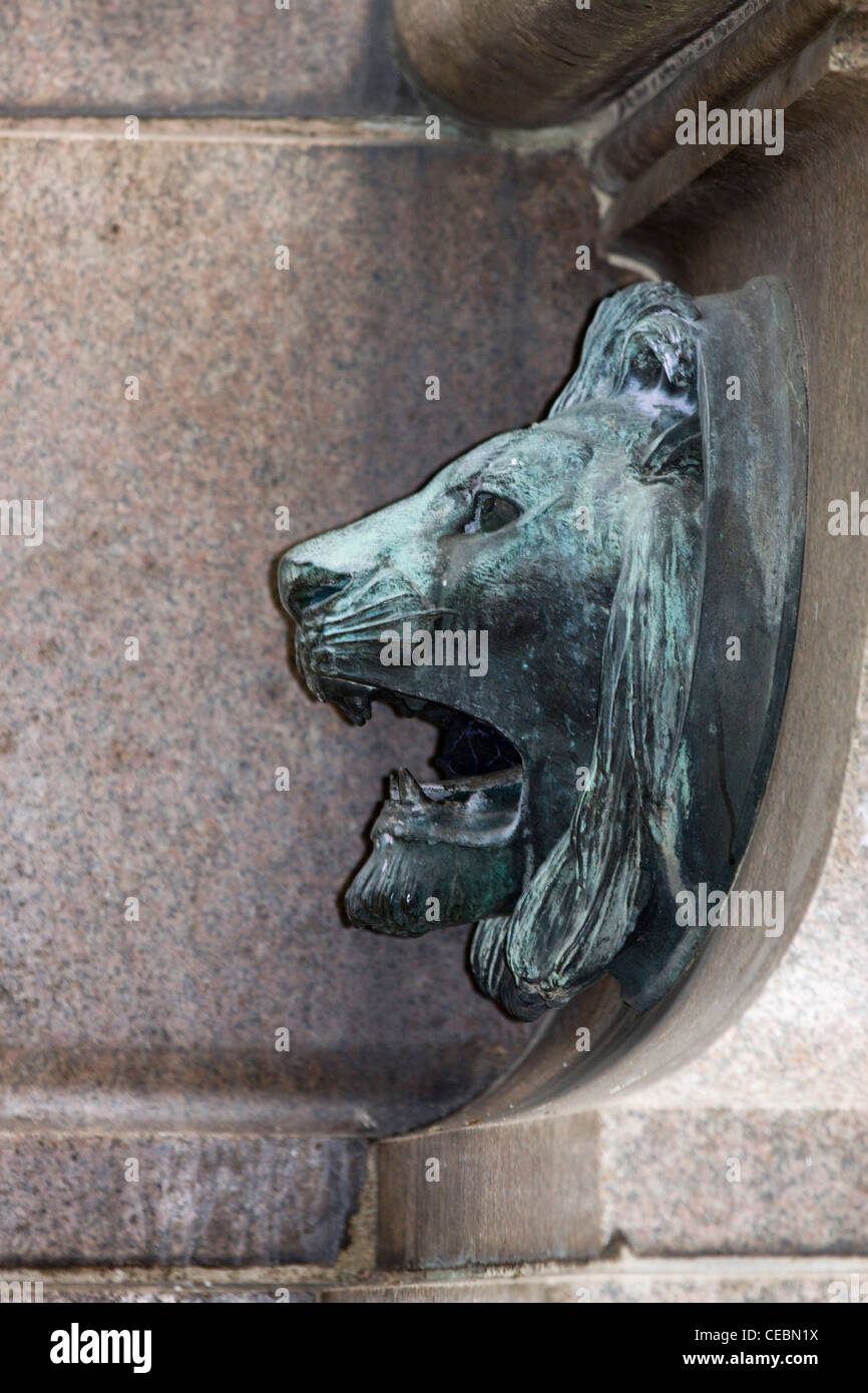 Faccia di un leone di bronzo su una fontana di acqua a Roma Italia Foto Stock