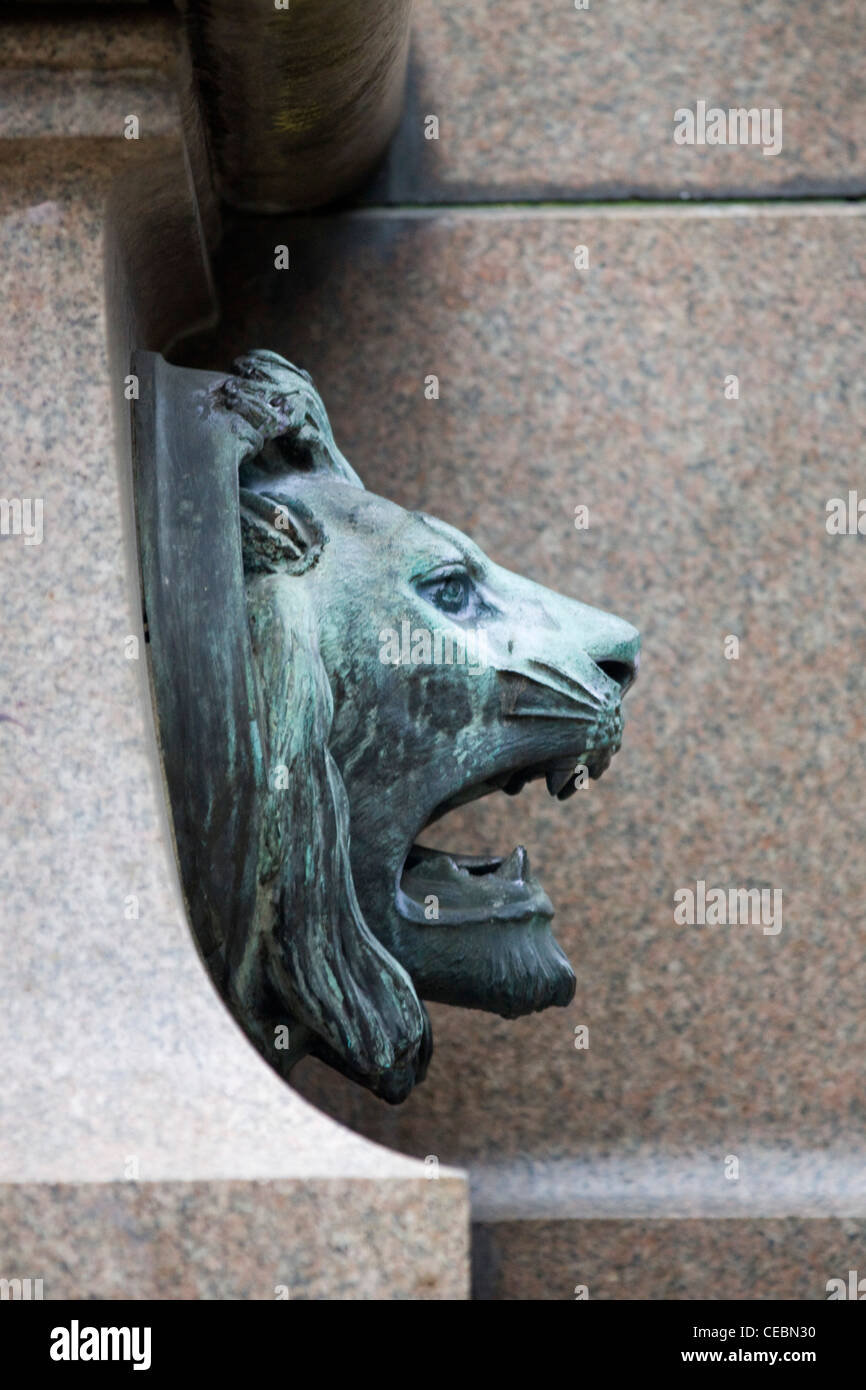 Faccia di un leone di bronzo su una fontana di acqua a Roma Italia Foto Stock