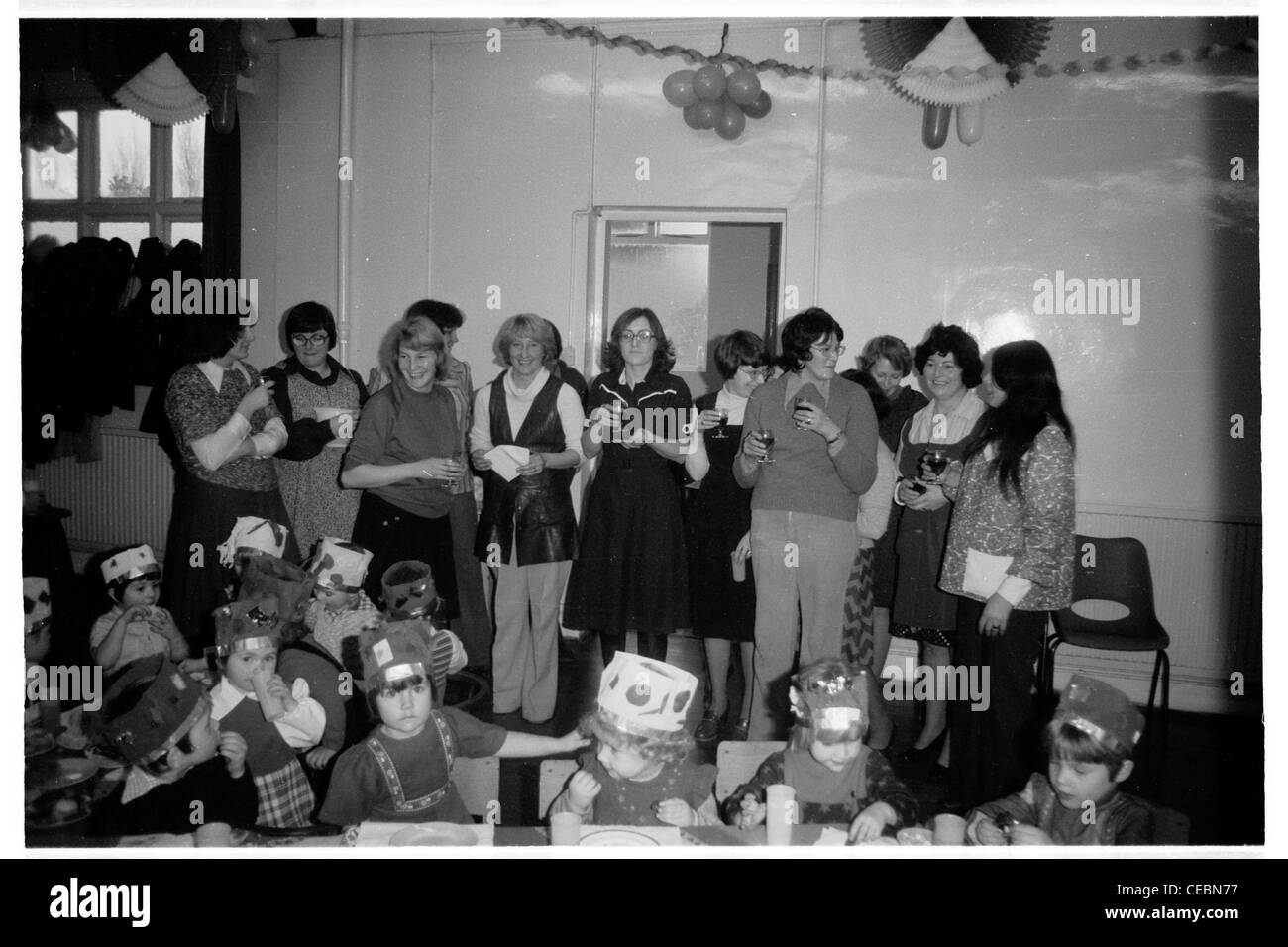 I bambini e i genitori al tradizionale Natale Giochi a scuola a Newport la scuola primaria Foto Stock