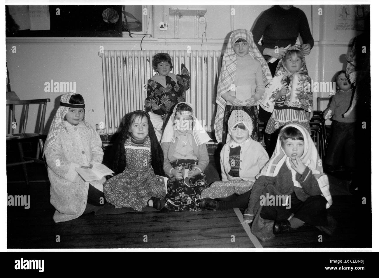 Bambini vestirsi in tradizionale Natale Giochi a scuola a Newport la scuola primaria Foto Stock