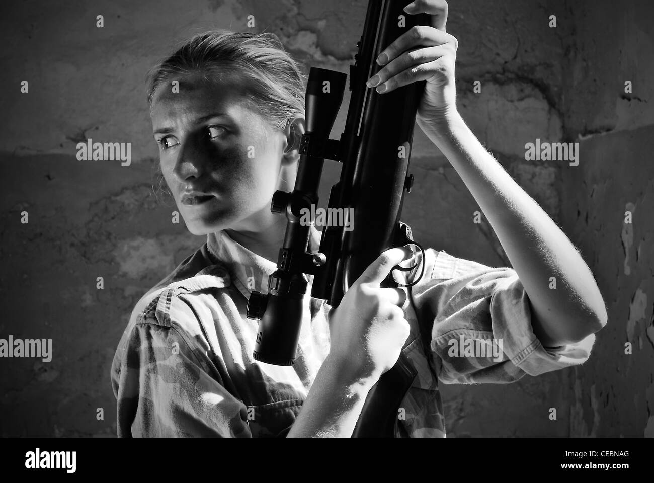 Ragazza soldati in uniforme con arma Foto Stock