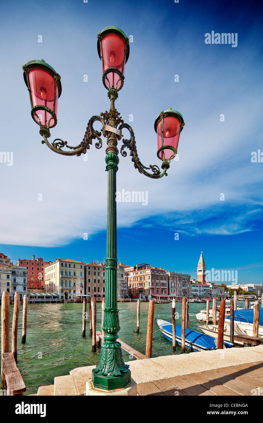 Via la luce che si affaccia sul Canal Grande, di fronte a San Marco Sestiere di Dorsoduro, Venezia, Italia Foto Stock