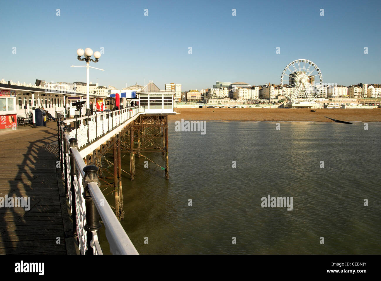 Il Molo di Brighton (precedentemente noto come il Palace Pier) con la nuova attrazione turistica la Brighton ruota sulla spiaggia. Foto Stock