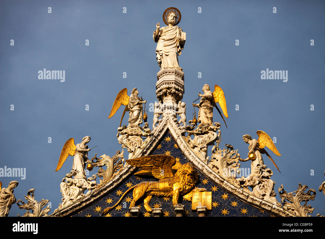 San Marco, il leone veneziano e angeli sulla parte superiore della Basilica di San Marco, Venezia, Italia Foto Stock
