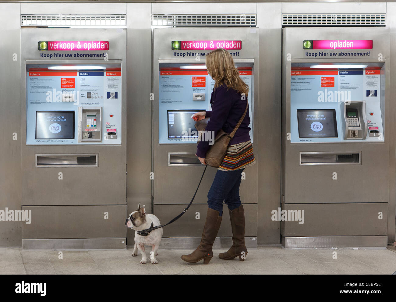 Donna che utilizza ticket machine Foto Stock