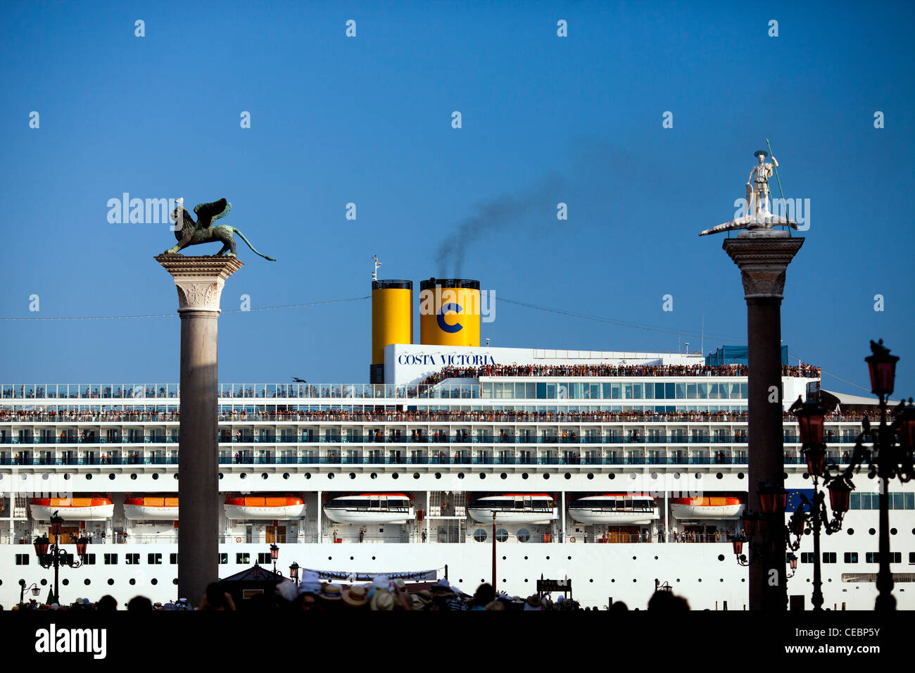Un liner passando davanti alla Piazzetta, Venezia, Italia Foto Stock