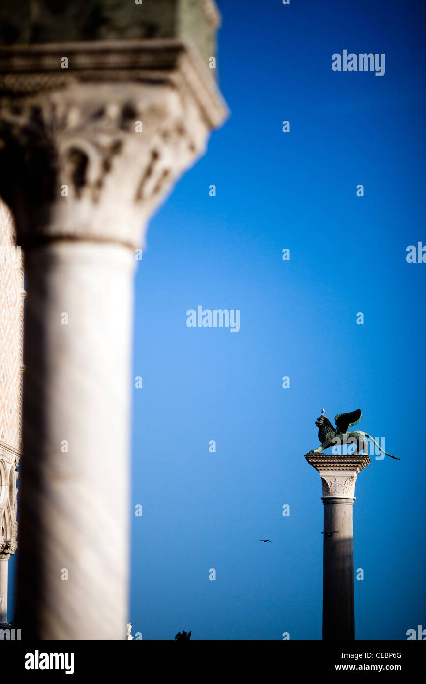 La Piazzetta leone alato (fondo) e una colonna dal Palazzo Ducale (in primo piano), Venezia, Italia Foto Stock