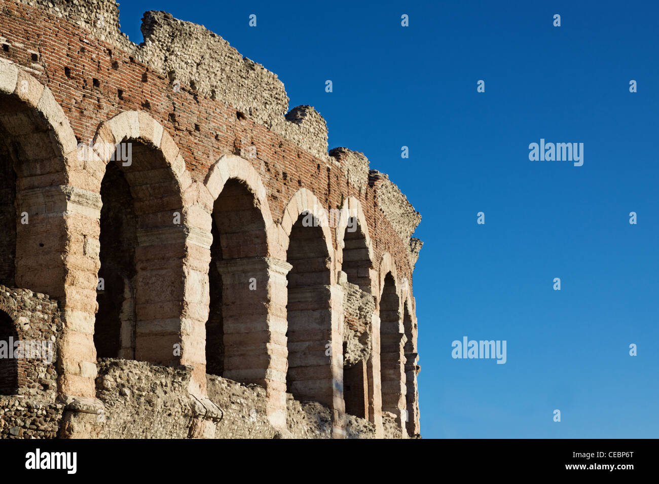 Verona - Italia Casa di Romeo e Giulietta, datail della famosa Arena su un profondo cielo blu. Foto Stock
