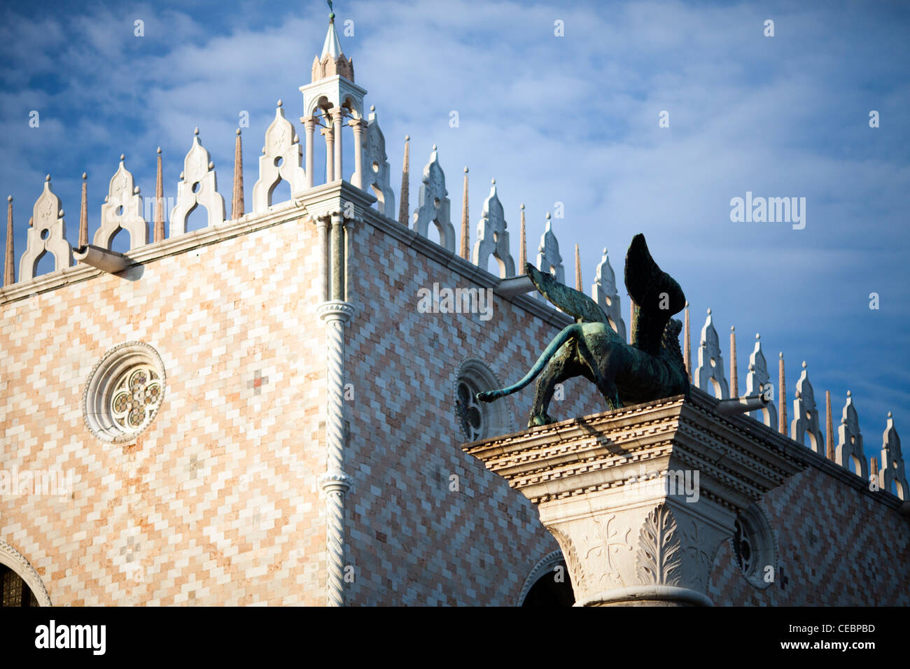 Il leone alato sulla piazzetta di fronte al Palazzo del Doge di Venezia, Italia Foto Stock
